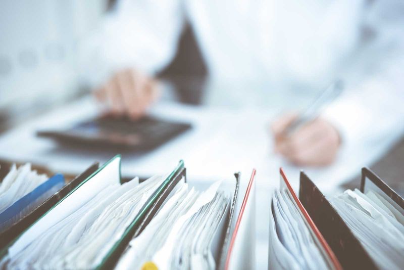 Geordnete Ordner und Unterlagen der Finanzbuchhaltung